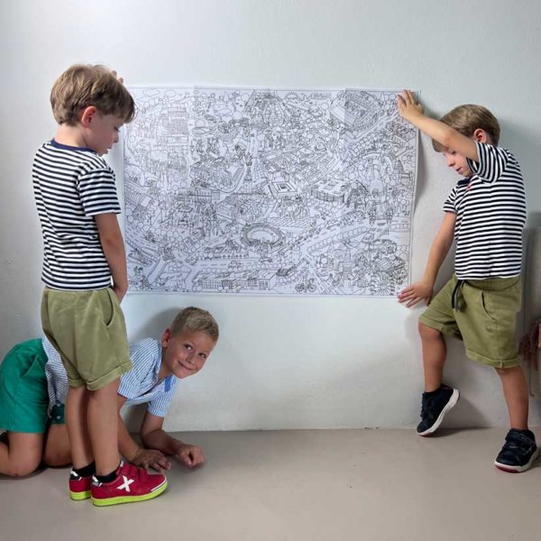 niños jugando y sujetando el mapa de Sevilla para colorear de Pinta y Pinto