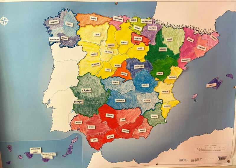 Mapa mudo de España con etiquetas de las provincias y velcros de los descargables de en pide.