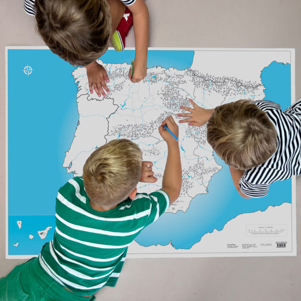 Niños coloreando mapa mudo de España en el suelo