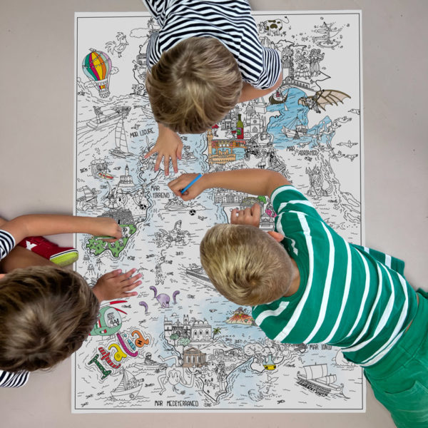 Dibujo ilustrado de 3 niños en el suelo coloreando el mapa de Italia en nuestro póster gigante para colorear de Pinta y Pinto