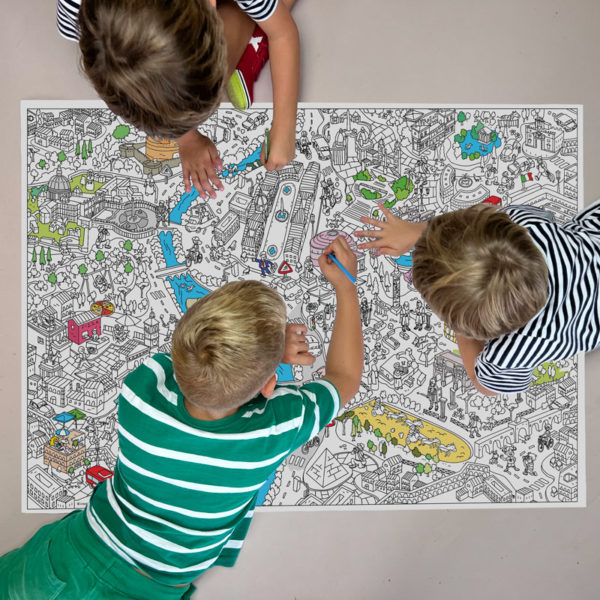 3 niños coloreando el mapa de Roma en el suelo