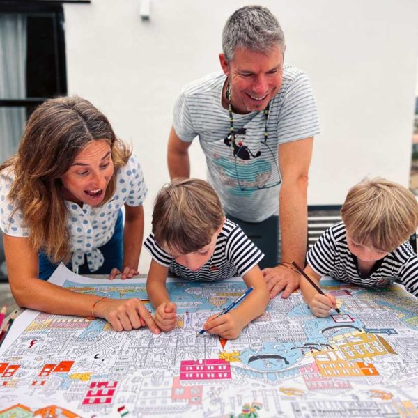 Madres con expresión de sorpresa con padre a 2 hijos coloreando el mapa de Venecia para colorear