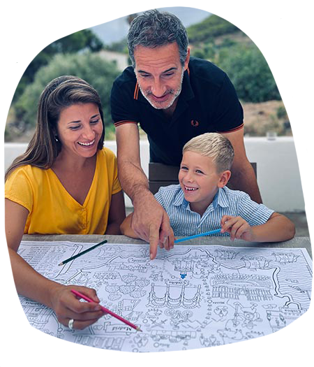 Familia coloreando un mapa de pinta y Pinto